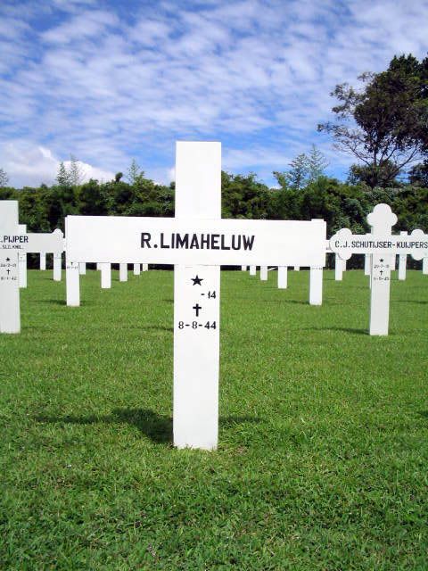 Afbeelding van graf of monument van R. Limaheluw